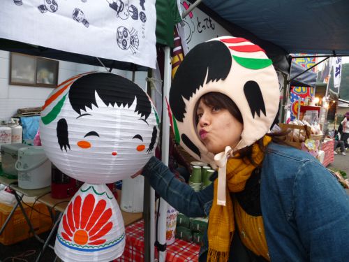 こけしのかぶりものをした私と、こけしの提灯