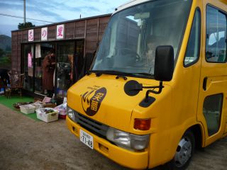 かわいいデリバリーカレー屋さんもありました。