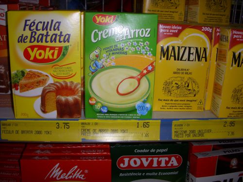 米粉（中央）とトウモロコシのデンプン(右)