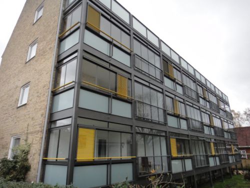 古いレンガに黄色がポイントのテラスを増設