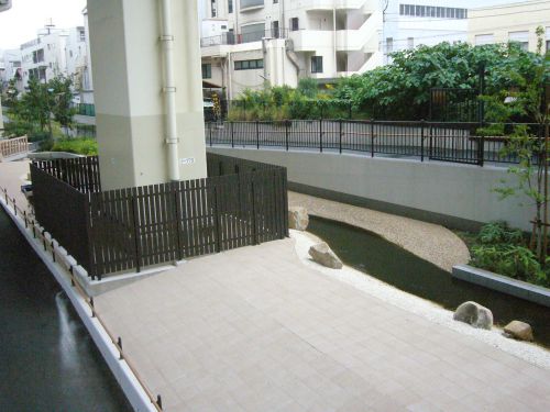 小川のように水が流れています。