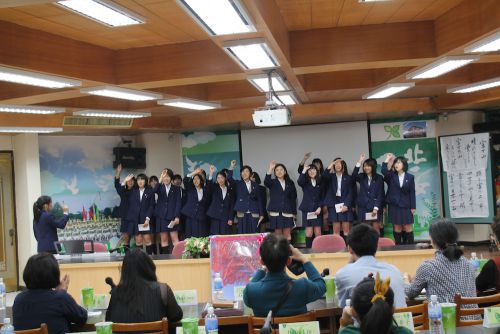 手話を交えて歌います