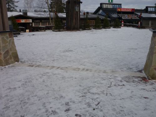雪で見えにくいですが、北緯66度33分上に引かれた線