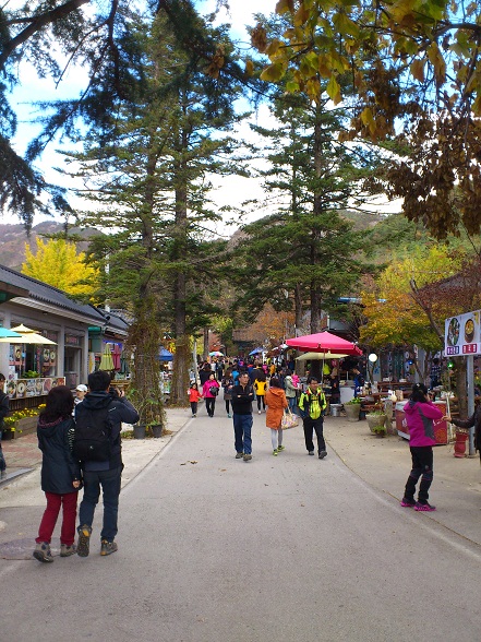 赤青黄色〜紅葉よりも人々のファッションに目が行っちゃいます
