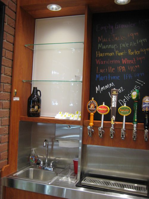 私が利用した店では、ビール量り売りの設備をグロウラー・ステーションと呼んでいました