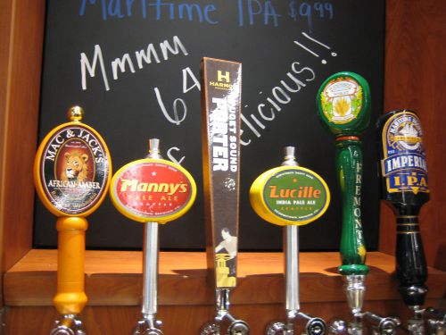 6種の地元産生ビールが用意され、ビールの値段は$9.99と$10.99（共に64oz。種類による）でした