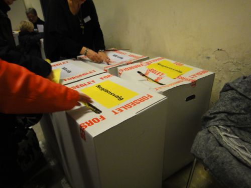 投票箱はダンボールで心もとないです。