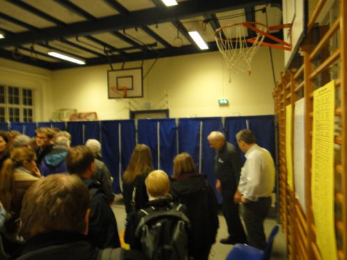 奥の青い布のところが個室に分かれている投票所