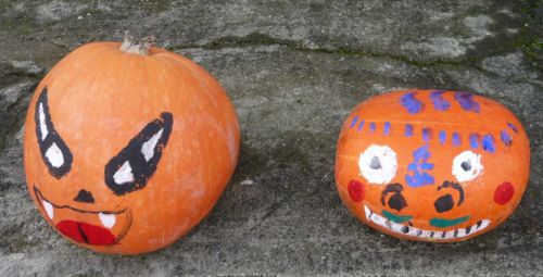 怒っていたり、笑っていたり。