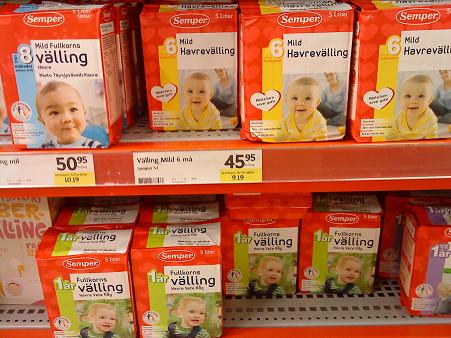 スーパーに並ぶヴェーリング、粒子の大きさや各種穀物の配合比率の違いにより、生後どの位からが適応か、分けられています。