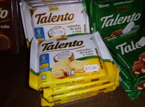 2014年サッカーＷ杯ブラジル大会に向けて「公式チョコレート」と表示された『ガロット（GAROTO）』のチョコレート（ココナッツとカスターニャ・ド・パラー入り）