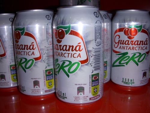 2014年サッカーＷ杯ブラジル大会の公式スポンサーの表示が入った『アンタルクチカ（ANTARCTICA）』のガラナ飲料