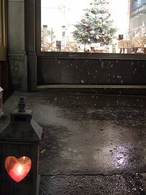 仕事が終わって、疲れた足で暗く寒い通りを歩いていても、このようにそっと置かれたランタンやクリスマスツリーの置かれたショーウィンドーが、気持ちを明るくしてくれます。