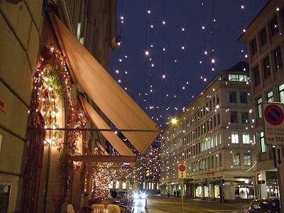 スイスのクリスマスイルミネーションはささやかですが、どことなく温かみがあるような気がします。
