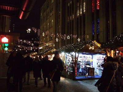 スイスのあちらこちらの街で、クリスマス市が始まります（画像はチューリッヒにて）。