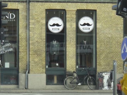 紳士服屋でもmovemberキャンペーンをしていました。