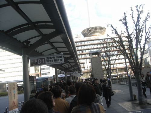 京都駅　朝バスを待つ長蛇の列