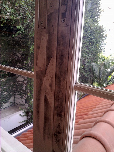 窓枠から指紋採取をしたあと