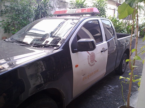 警察車輌到着。事情聴取と指紋採取です