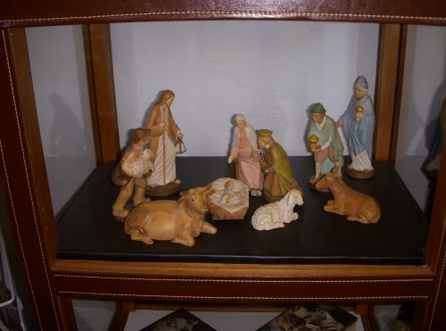 彩色された木製のプレゼピオ