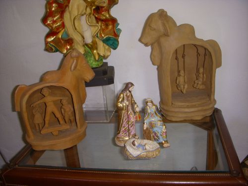 彩色された木製のプレゼピオ