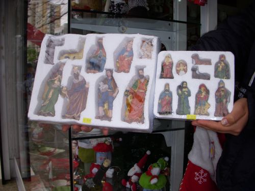 雑貨店で販売されているプレゼピオの人形セット