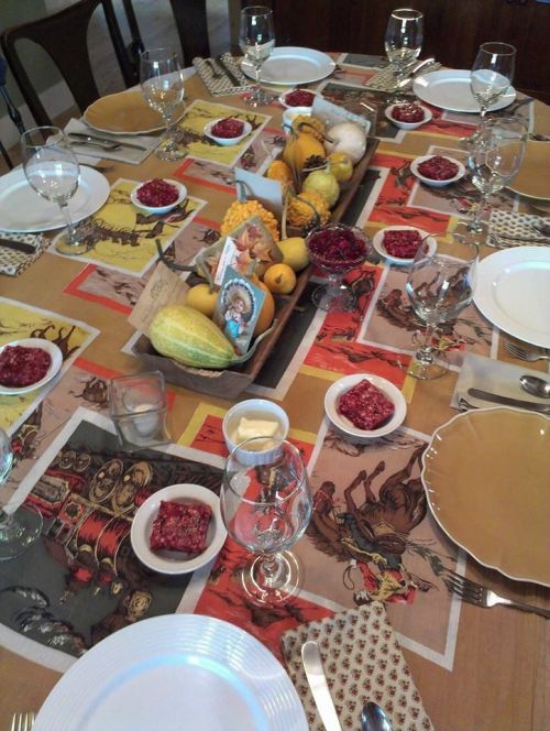 テーブルセッティングは赤やオレンジなどの暖色がメインです、赤いデザートはクランベリーのゼリー