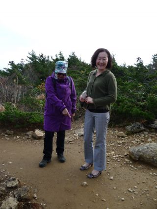 ハイヒールでもハイキングはできるって私が証明したわ！元気いっぱい。