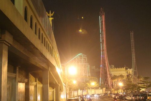 義大遊樂世界を外から