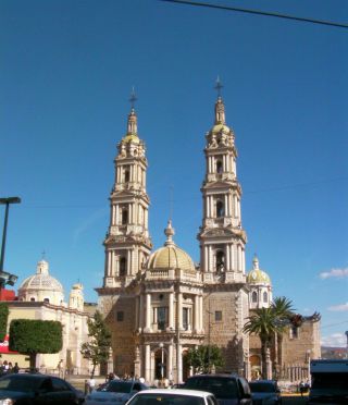 空が青い！それを貫くような教会！