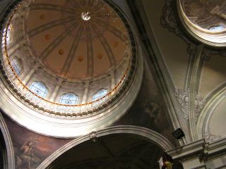 太陽光を取り込んだ光の部分と、静寂の暗さの対比がすばらしい