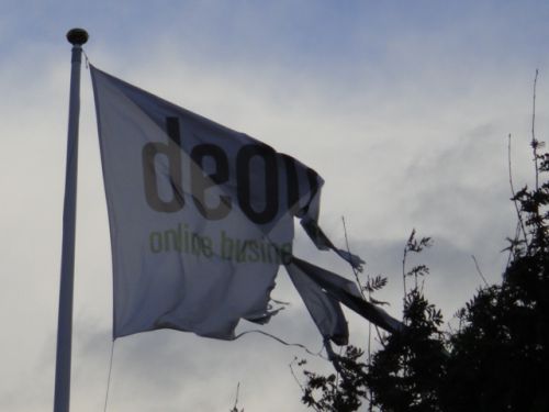 風でぼろぼろに破れた旗