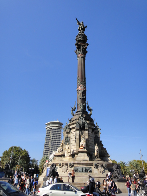 コロンブスの像と真っ青な空