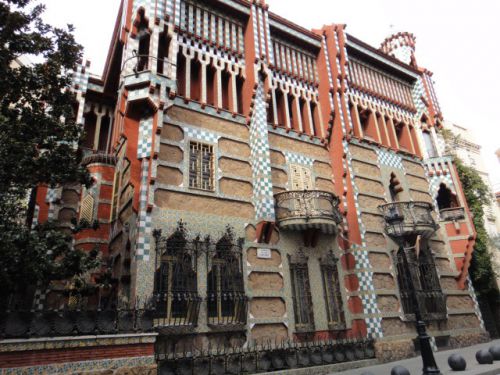 こちらはガウディーが初期に建てた建物