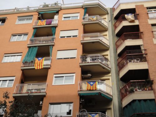 カタルーニャの旗がベランダにいっぱい