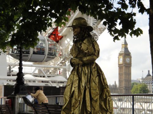 ロンドンアイ、ビックベンをバッグにストリートパフォーマンスの銅像