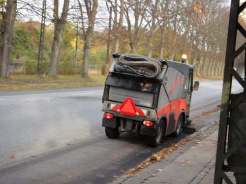小さめバキュームカーのような落ち葉清掃車