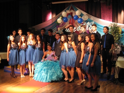 ゴージャスに装った男女が勢ぞろい