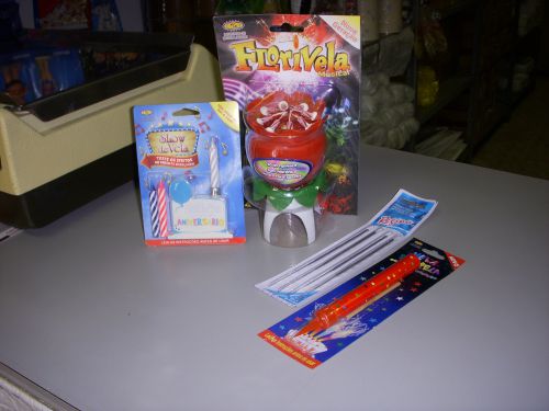 様々な誕生日ケーキ用花火とろうそく。花が開いて音楽が鳴るタイプの花火、線香花火、花火、ろうそくを灯すと光って音楽が鳴る機械