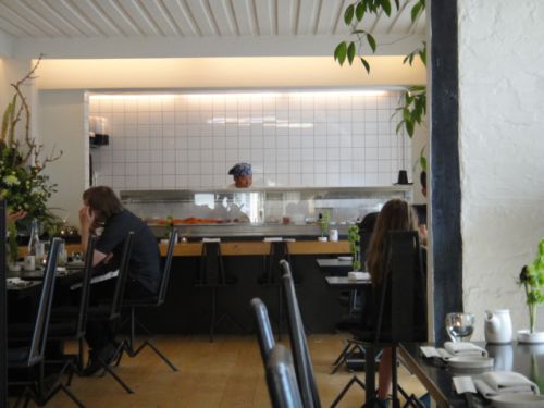 ダミンドラのカウンターで日本人の寿司職人さんが握っています。