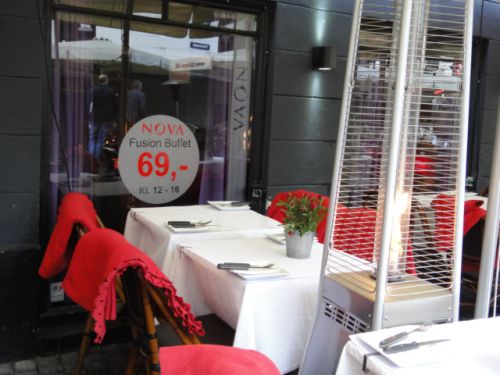 店の外にもテーブルが置いてあり、ひざ掛けにストーブもついています