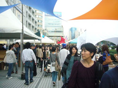 たくさんの人であふれかえっています。