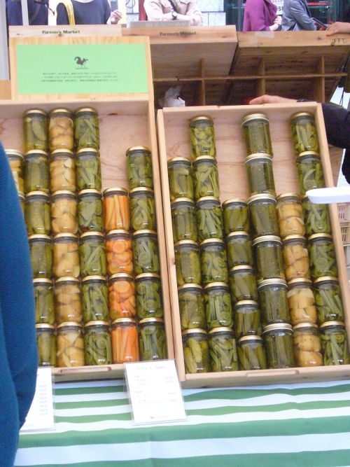 彩りの美しいピクルス。