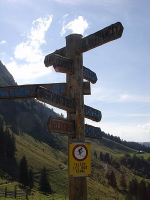 至る所にトレッキングをする人たちのための道標も。