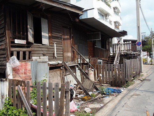 方やこんな貧しい家も混ざっているエリアです