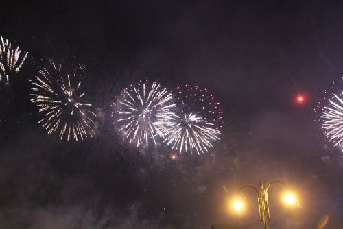 ステージの反対側からあがる花火