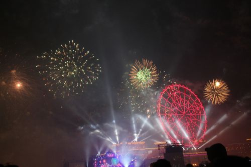 義大世界購物廣場（イーダーシージエゴウウーグワンチャン、アウトレット＆ショッピングモール）A區の屋上にある観覧車・義大摩天輪（イーダーモーティェンルン）をバックに