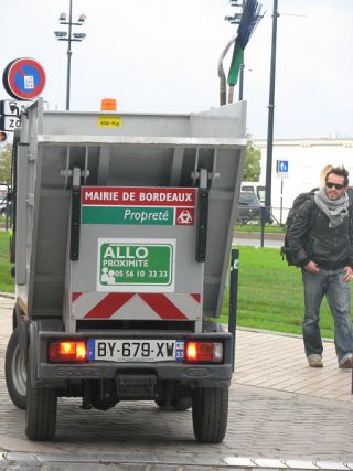 町を清掃するお役立ち清掃車