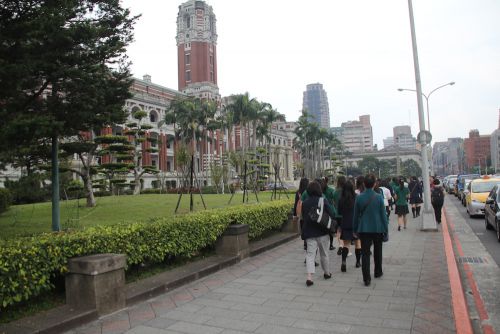 総統府（ゾントンフー、左側の建物）へ移動