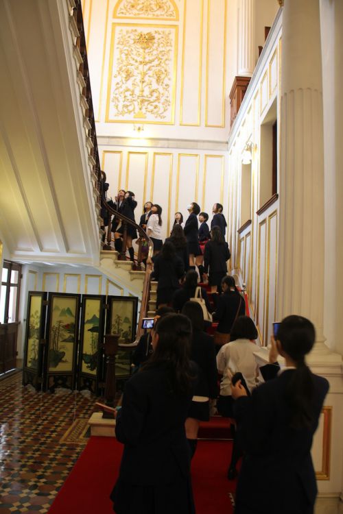 台北賓館で見学をするお茶の水の生徒たち